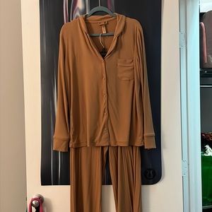 Soft lounge rib sleep set. Brand is skims. And size medium.